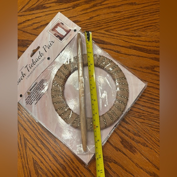 NWT Vatican Homes Set Tan Jute w/ Gold Studs Brooch Tiebacks w/Wand for Curtains - Picture 7 of 15